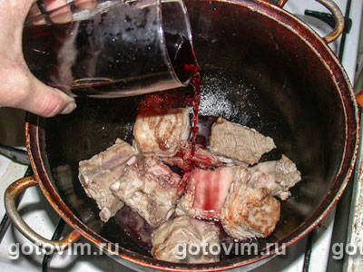 Свиные ребрышки в вине с томатным соусом