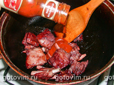 Свиные ребрышки в вине с томатным соусом