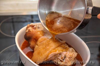 Рулька (голонка) в темном пиве Рулька (голонка) в темном пиве