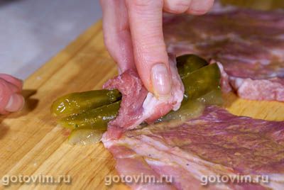 Мясные рулетики с маринованными огурцами и салом Мясные рулетики с маринованными огурцами и салом