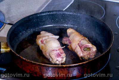 Мясные рулетики с маринованными огурцами и салом Мясные рулетики с маринованными огурцами и салом