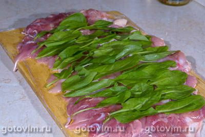 Куриный рулет с щавелем и яйцами Куриный рулет с щавелем и яйцами