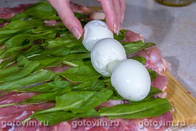Куриный рулет с щавелем и яйцами Куриный рулет с щавелем и яйцами