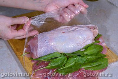 Куриный рулет с щавелем и яйцами Куриный рулет с щавелем и яйцами