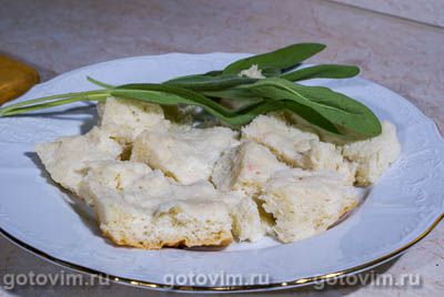 Куриный рулет с шалфеем и хлебной начинкой Куриный рулет с шалфеем и хлебной начинкой