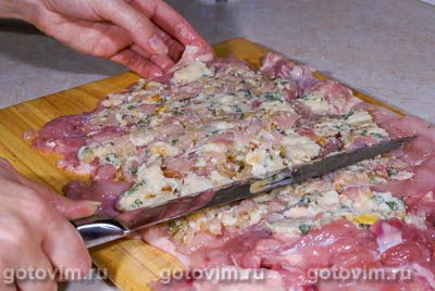 Куриный рулет с шалфеем и хлебной начинкой Куриный рулет с шалфеем и хлебной начинкой