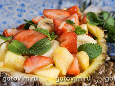 Пряный фруктовый салат в ананасе