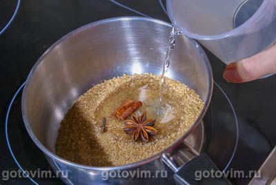 Пряный фруктовый салат в ананасе