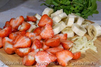 Пряный фруктовый салат в ананасе