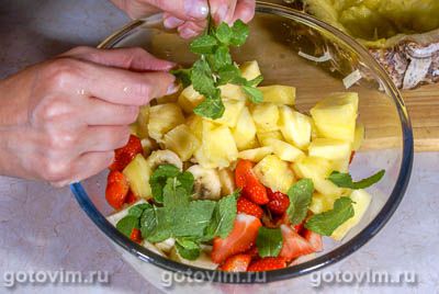 Пряный фруктовый салат в ананасе