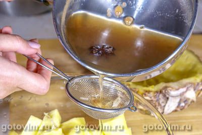 Пряный фруктовый салат в ананасе
