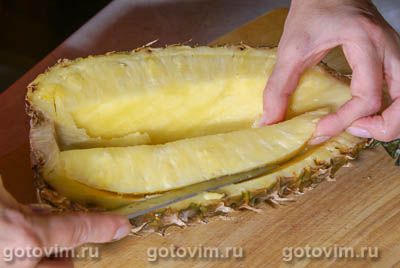 Пряный фруктовый салат в ананасе