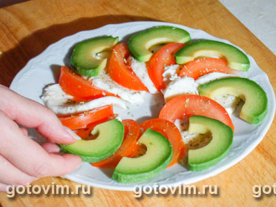 Трехцветный салат из авокадо с моцареллой