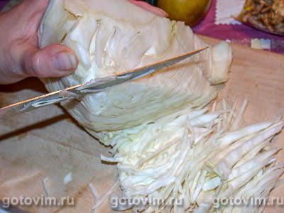 Салат капустный с курицей и грушей