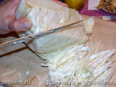 Салат капустный с курицей и грушей