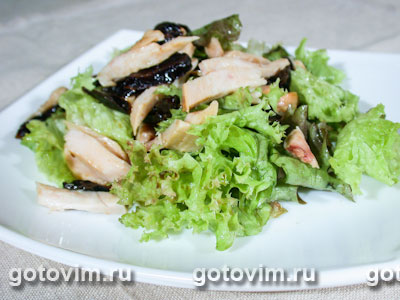 Салат с копченой куриной грудкой и черносливом