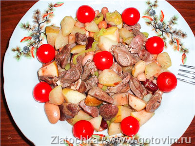 Салат из куриных сердечек с фасолью и яблоками
