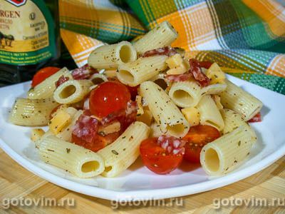 Макаронный салат с сыром и колбасой