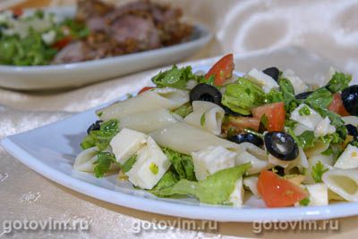 Макаронный салат с брынзой и маслинами