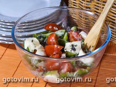 Весенний салат с моцареллой (для пикника)