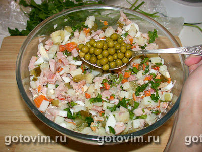 Салат с копченой курицей (а ля «оливье»)