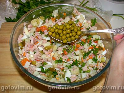 Салат с копченой курицей (а ля «оливье»)