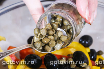 Салат из сладких перцев с оливками и каперсами