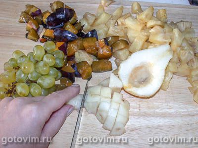 Фруктовый салат в ананасе