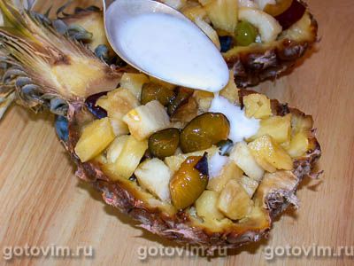 Фруктовый салат в ананасе