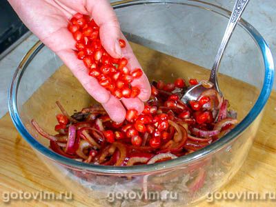 Салат из сердца с зернами граната