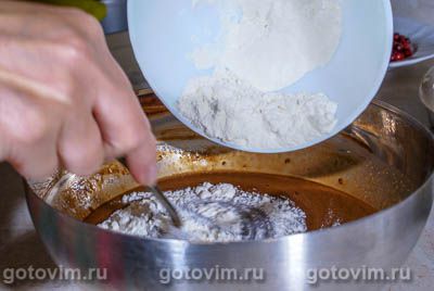 Шоколадный пирог с брусникой