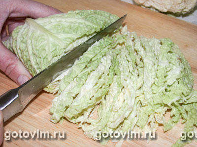 Зеленый салат с ореховым соусом