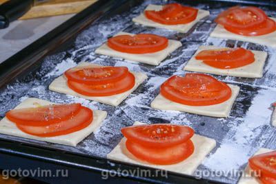 Слойки с фетой и помидорами Слойки с фетой и помидорами