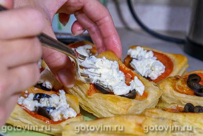 Слойки с фетой и помидорами Слойки с фетой и помидорами