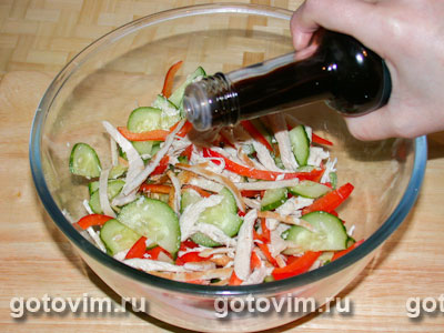 Салат из свежих овощей с курицей и омлетом