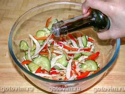 Салат из свежих овощей с курицей и омлетом
