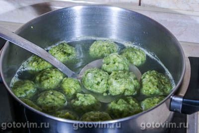 Куриный бульон с зелеными клецками