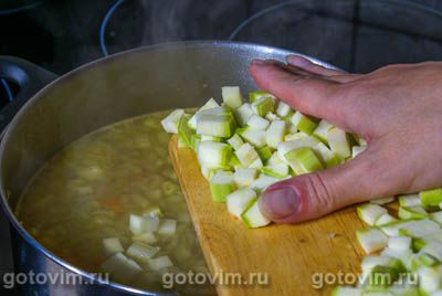 Куриный суп с клецками, сельдереем и кабачками