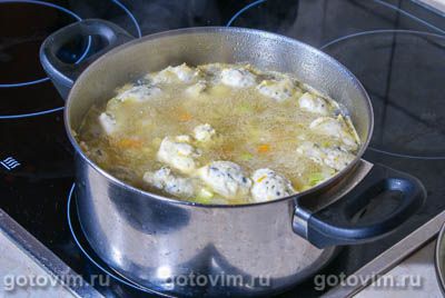 Куриный суп с клецками, сельдереем и кабачками