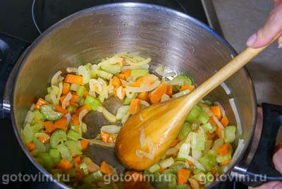 Куриный суп с клецками и сельдереем Куриный суп с клецками и сельдереем