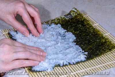 - (Maki sushi rolls)