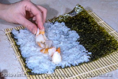 - (Maki sushi rolls)