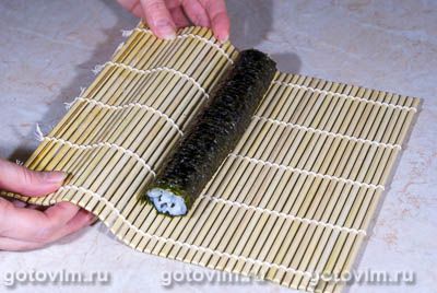 - (Maki sushi rolls)