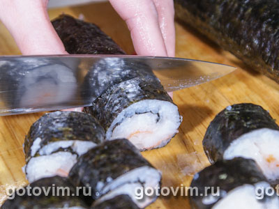 - (Maki sushi rolls)