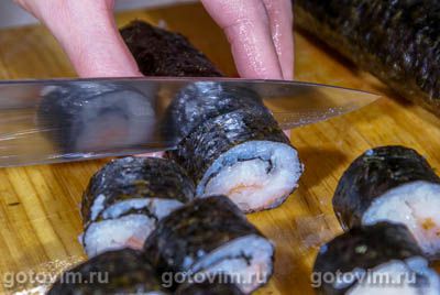 - (Maki sushi rolls)