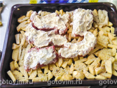 Свинина, запеченная с картофелем и кунжутом Свинина, запеченная с картофелем и кунжутом