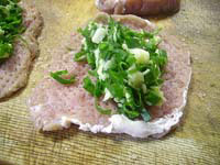 Рулетики из свинины с зелёным луком и сыром