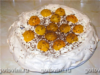 Торт безе ореховый со взбитыми сливками и абрикосами