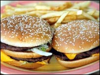 Два гамбургера и картофельные чипсы