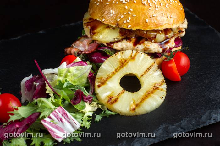 Гамбургер с сыром и ананасом Гамбургер с сыром и ананасом